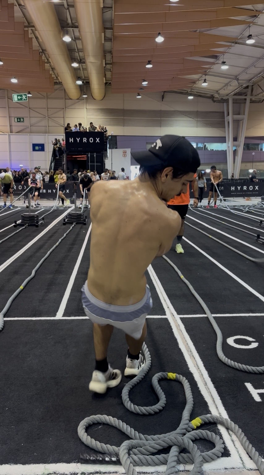 Afonso a executar battle ropes durante o HYROX no FIL