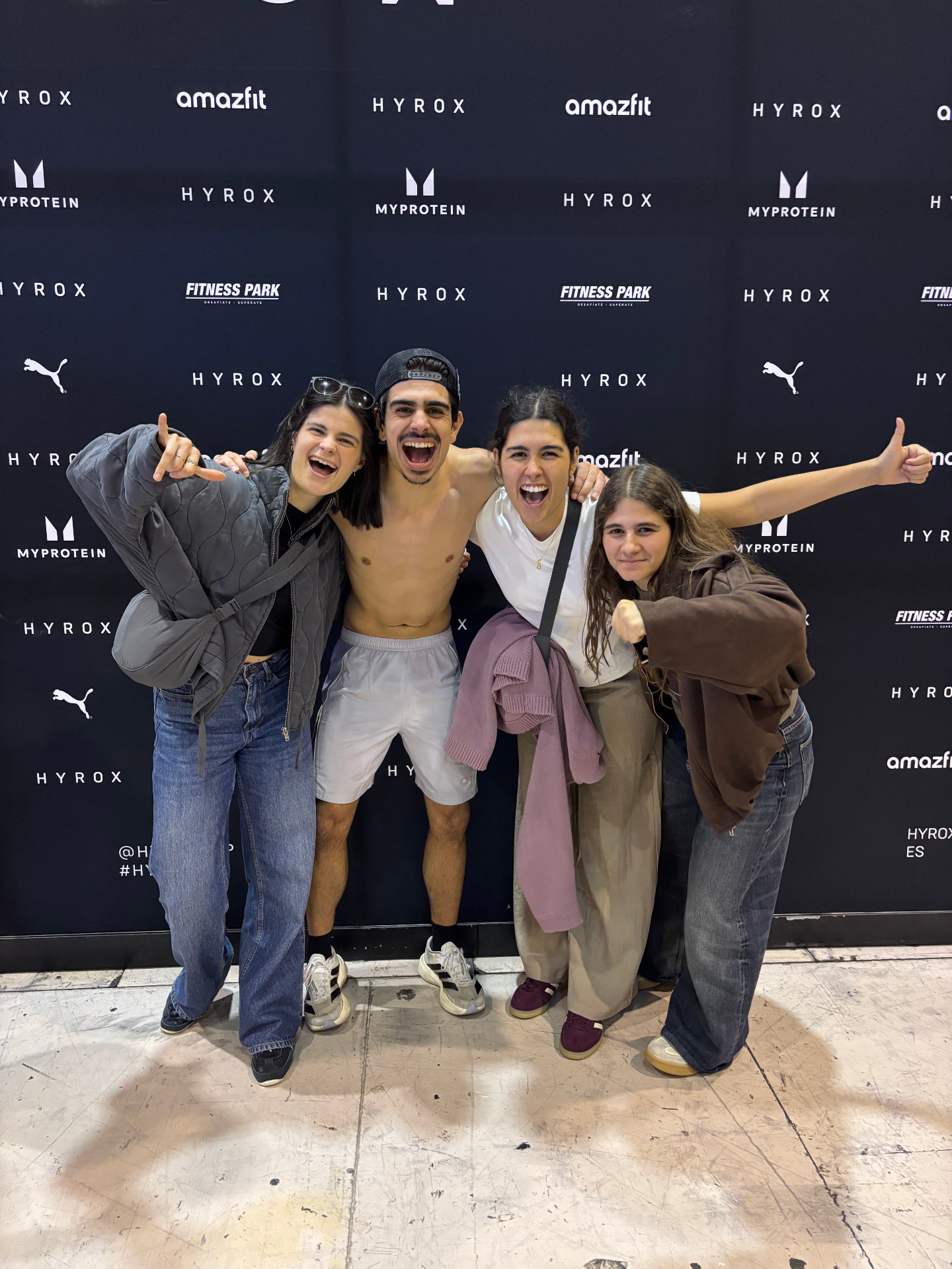 Afonso com amigas a celebrar após o HYROX