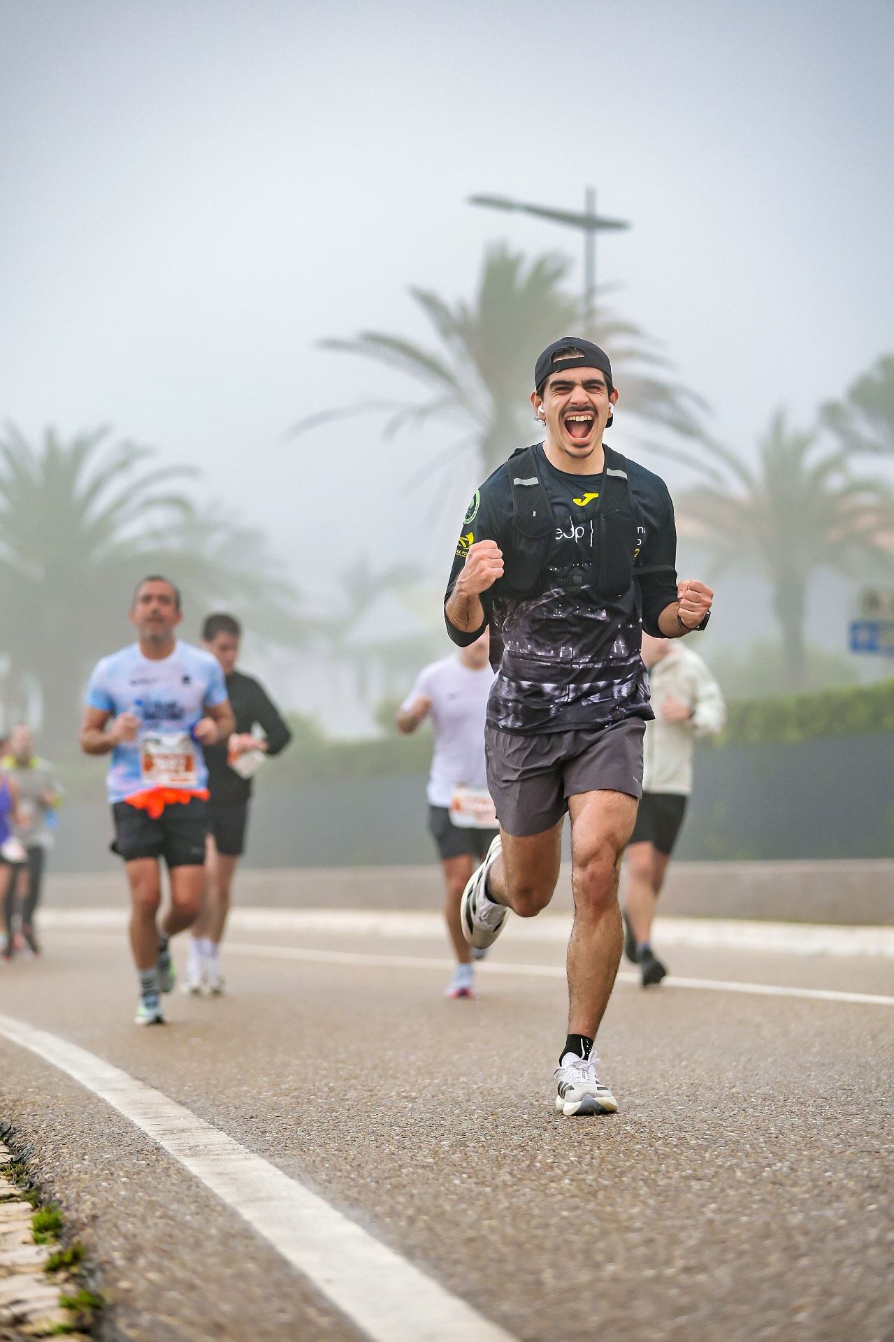 Afonso a correr com os punhos cerrados a gritar durante a maratona